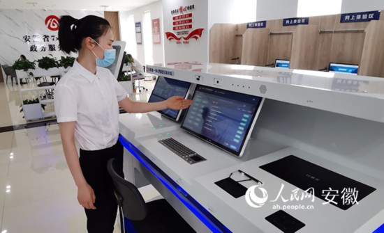 工作人員介紹自助系統(tǒng)的功能和使用方法。人民網(wǎng) 胡雨松攝