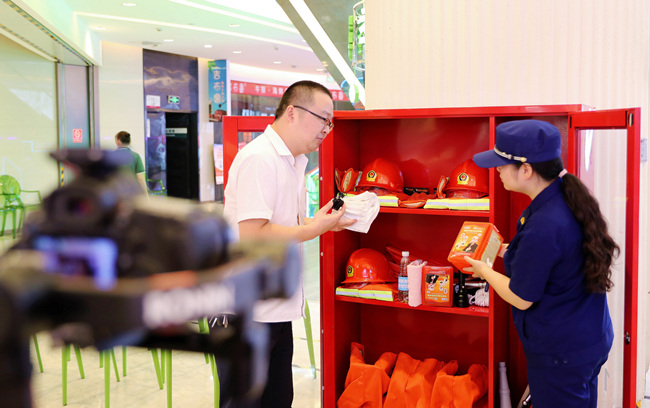 通過直播講解消防器材的使用方法。單位供圖