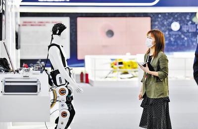 近日，第六屆世界智能大會在天津開幕，圖為參會嘉賓參觀天津制造業(yè)立市展。 新華社記者 趙子碩攝