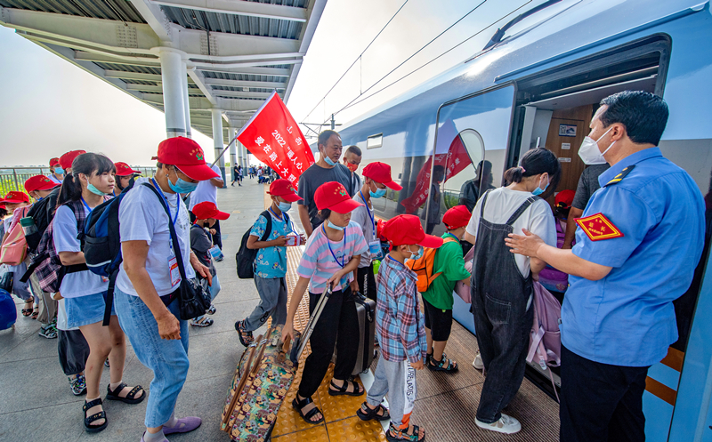 乘高鐵出發(fā)。