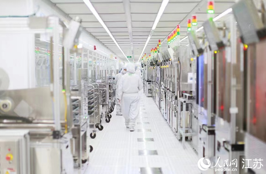 在希捷國際科技（無錫）有限公司生產(chǎn)車間，技術(shù)人員正在巡查作業(yè)。新吳區(qū)委宣傳部供圖