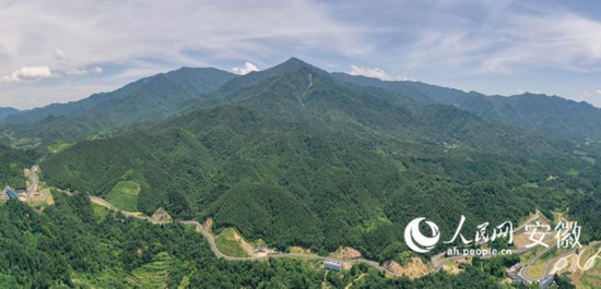 大別山旅游扶貧快速通道。人民網(wǎng) 陳若天攝