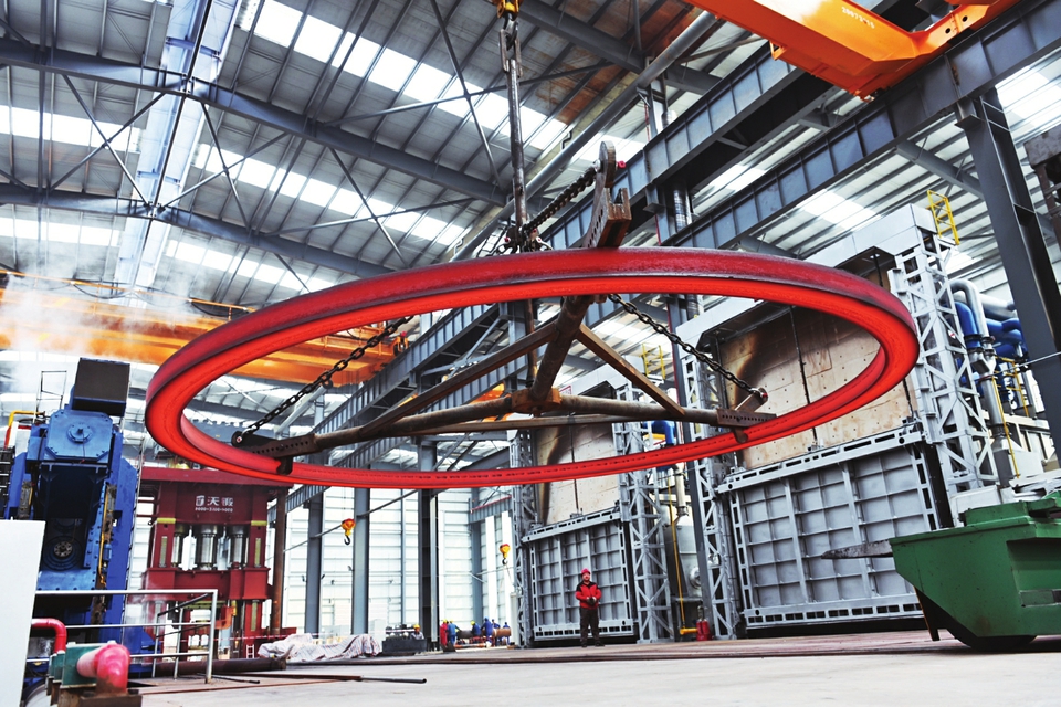 定襄縣作為太忻一體化經(jīng)濟(jì)區(qū)建設(shè)的12個先行啟動區(qū)之一，借助發(fā)展機(jī)遇，全力延長產(chǎn)業(yè)鏈條、補(bǔ)齊產(chǎn)業(yè)短板、培育優(yōu)質(zhì)市場主體、拓寬應(yīng)用領(lǐng)域，進(jìn)軍高精尖應(yīng)用行業(yè)。 記者孫榮祥攝