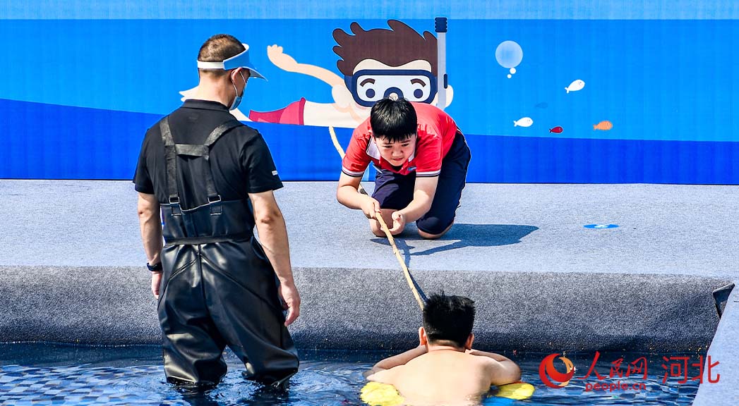 活動(dòng)現(xiàn)場(chǎng)模擬演練。 人民網(wǎng) 周博攝