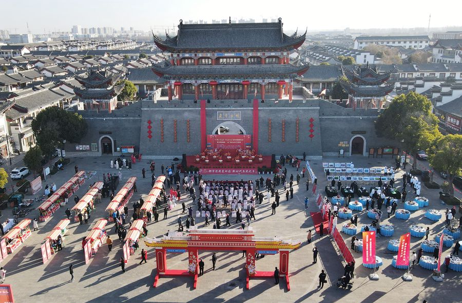 城門掛春聯(lián)，金湖沖刺“開(kāi)門紅”。陳義寶攝