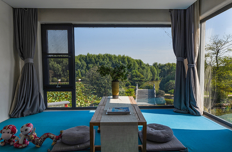 位于四頂山腳下的四頂山居，推窗見景，望山親水。吳芳攝