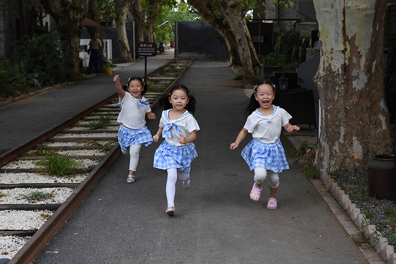 由礦場家屬區(qū)改造而來的“鮮花小院”民宿，深受孩子們的喜愛。吳芳攝