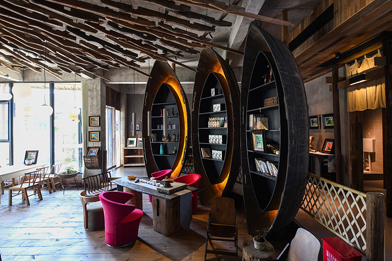 漁船、船槳……花田·僑鄉(xiāng)里的裝飾材料，多是從當?shù)靥詠淼呐f物。 吳芳攝