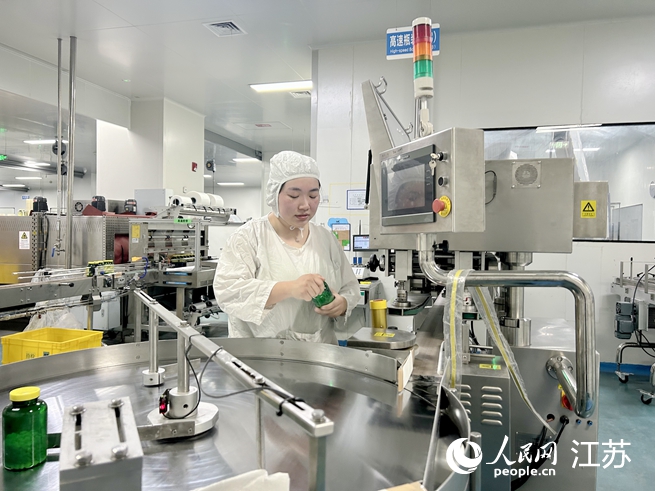 工作人員在操作檢測儀器。人民網(wǎng) 王丹丹攝