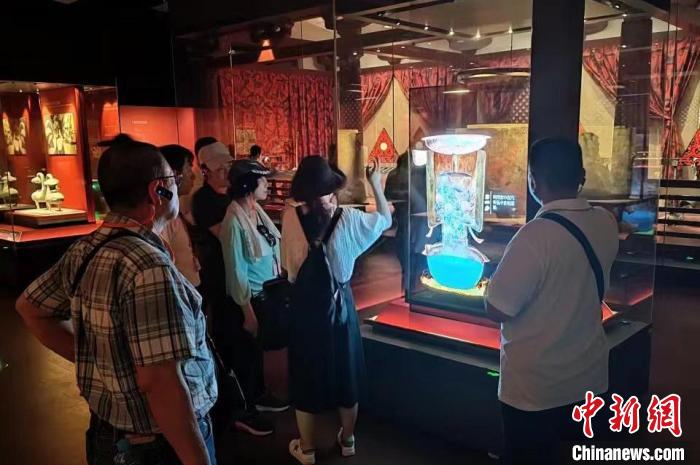 圖為臺(tái)灣新北市永和區(qū)里長(zhǎng)聯(lián)誼會(huì)江西參訪團(tuán)一行在南昌漢代?；韬顕?guó)遺址博物館內(nèi)參觀展出的珍貴文物?！●樞↓?攝