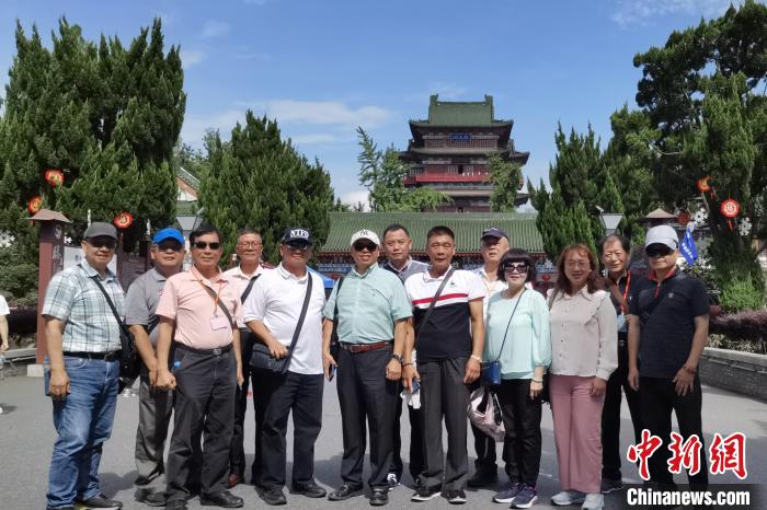 圖為臺(tái)灣新北市永和區(qū)里長(zhǎng)聯(lián)誼會(huì)江西參訪團(tuán)一行在南昌滕王閣前合影?！×鴷缘?攝