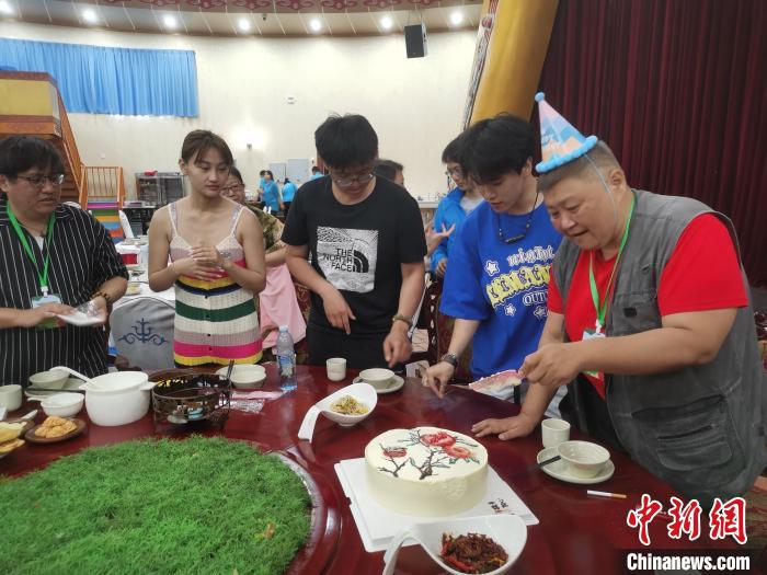 圖為內(nèi)蒙古臺(tái)辦為臺(tái)胞過(guò)生日?！±類?ài)平 攝