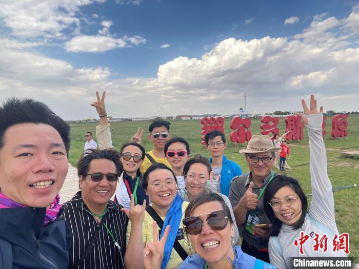 圖為臺(tái)胞在鄂爾多斯草原合影?！∪~冠賢 攝