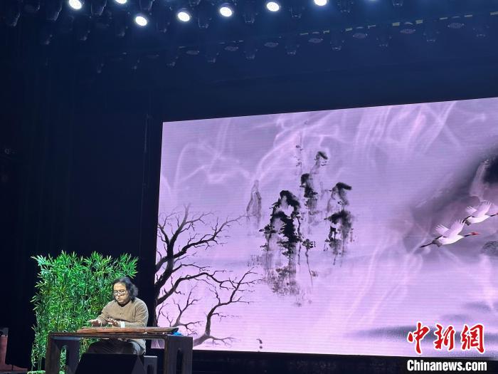 閩派古琴名家陳志強演奏一曲《流水》?！堺惥?攝