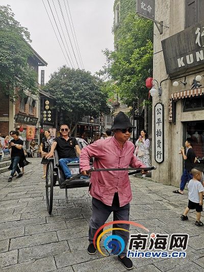 馮小剛電影公社里體驗(yàn)“黃包車(chē)”的游客。南海網(wǎng)記者 蘇靚 攝