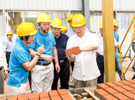 2019年6月21日下午，省長沈曉明在三亞建筑廢棄物綜合利用廠，查看用建筑廢棄物綜合處理后制成的再生水泥磚。海南日報記者 宋國強 攝