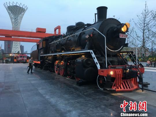 公園內(nèi)保留布置了蒸汽時代火車頭?！「呒t超 攝