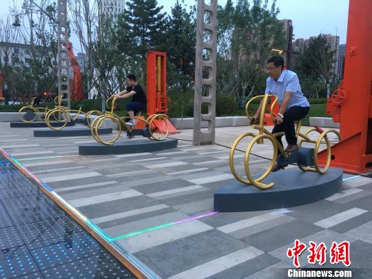 市民使用公園內(nèi)的健身設(shè)施?！「呒t超 攝