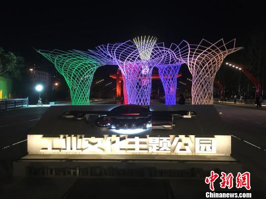 夜晚，奧運“五色樹”的燈光?！「呒t超 攝