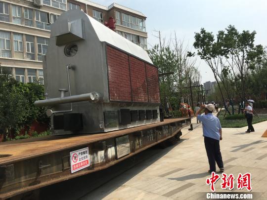 公園內(nèi)陳列著臥式蒸汽鍋爐等工業(yè)產(chǎn)品。　高紅超 攝