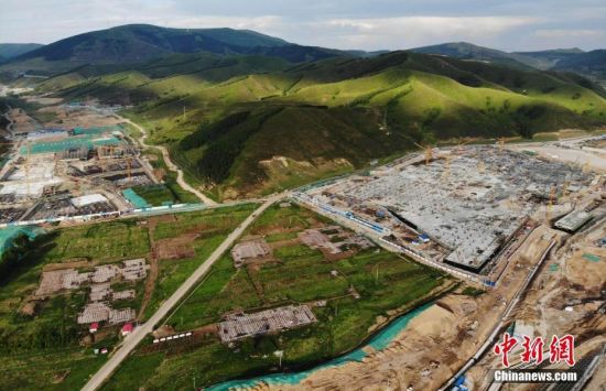 6月28日，航拍鏡頭下的河北張家口冬奧會太子城冰雪小鎮(zhèn)項目。太子城冰雪小鎮(zhèn)項目位于2022年冬奧會張家口賽區(qū)核心區(qū)，連接張家口賽區(qū)云頂和古楊樹兩個競賽場館群，建成后將承擔賽時核心區(qū)配套保障功能，提供冬奧頒獎、貴賓接待、交通換乘、休閑娛樂等服務，賽后將成為一座國際化四季度假小鎮(zhèn)。 中新社記者 楊艷敏 攝