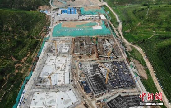 6月28日，航拍鏡頭下的河北張家口冬奧會太子城冰雪小鎮(zhèn)項目。太子城冰雪小鎮(zhèn)項目位于2022年冬奧會張家口賽區(qū)核心區(qū)，連接張家口賽區(qū)云頂和古楊樹兩個競賽場館群，建成后將承擔賽時核心區(qū)配套保障功能，提供冬奧頒獎、貴賓接待、交通換乘、休閑娛樂等服務，賽后將成為一座國際化四季度假小鎮(zhèn)。 中新社記者 楊艷敏 攝