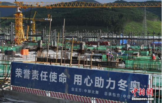 6月28日，河北張家口冬奧會太子城冰雪小鎮(zhèn)項目現(xiàn)場。太子城冰雪小鎮(zhèn)項目位于2022年冬奧會張家口賽區(qū)核心區(qū)，連接張家口賽區(qū)云頂和古楊樹兩個競賽場館群，建成后將承擔賽時核心區(qū)配套保障功能，提供冬奧頒獎、貴賓接待、交通換乘、休閑娛樂等服務，賽后將成為一座國際化四季度假小鎮(zhèn)。 中新社記者 楊艷敏 攝