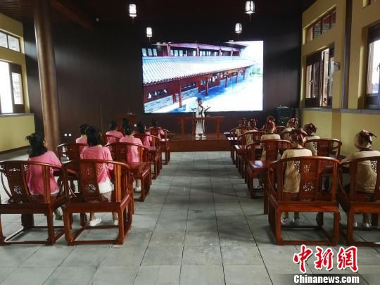 學(xué)生們?cè)诖笤瓡?shū)院誦讀國(guó)學(xué)經(jīng)典。　王鵬 攝