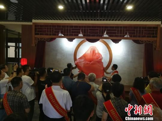 為董子石像揭幕?！⊥貔i 攝