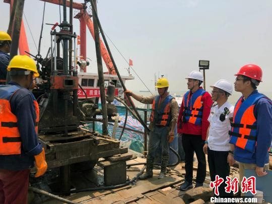 圖為勘察設(shè)計人員與常熟海事局執(zhí)法船在現(xiàn)場配合鉆探施工?！∥赫?攝