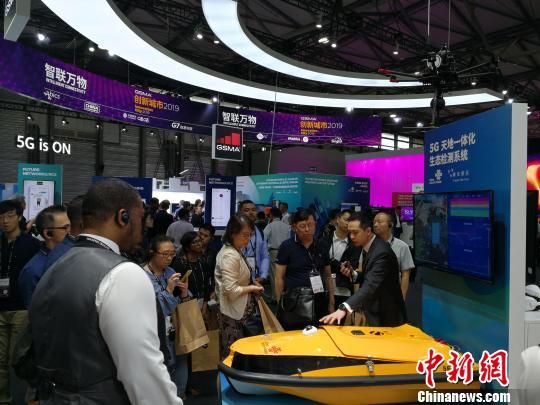 圖為現(xiàn)場人員講解5G“天地一體化”生態(tài)檢測系統(tǒng)?！∪伟厮?攝