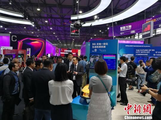 雄安新區(qū)展臺吸引不少眾多觀眾駐足關(guān)注?！∪伟厮?攝