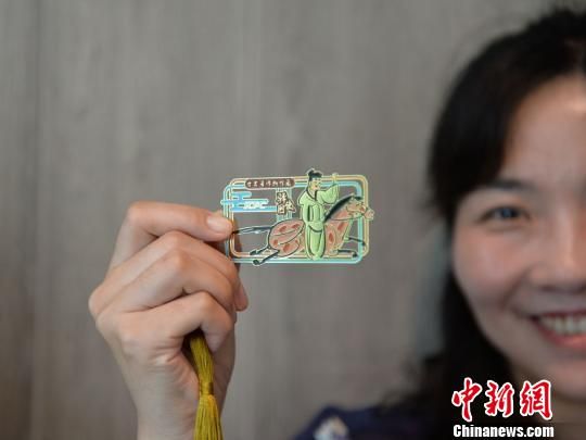 絲路主題餐廳內(nèi)推出的文創(chuàng)產(chǎn)品?！＄娦?攝