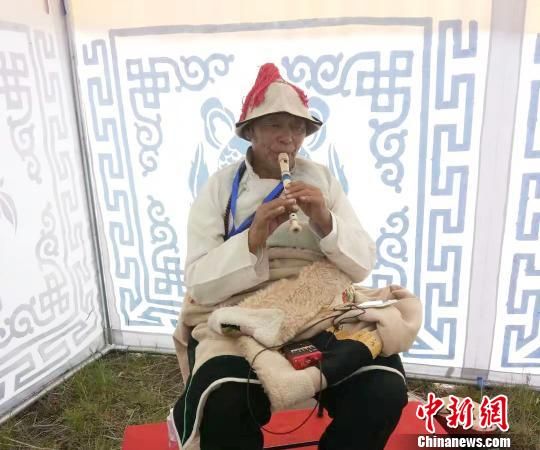 圖為瑪曲縣非遺彈唱藝術(shù)?！＄娦?攝