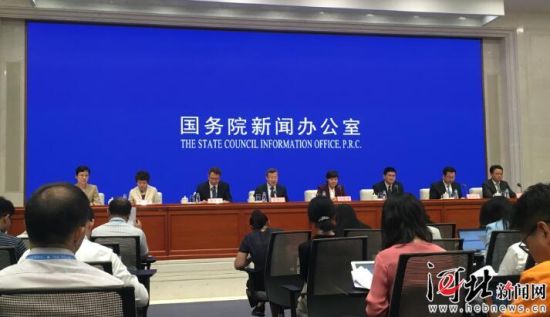 8月26日，國(guó)務(wù)院新聞辦召開國(guó)務(wù)院政策例行吹風(fēng)會(huì)。圖為吹風(fēng)會(huì)現(xiàn)場(chǎng)。 記者李巍攝
