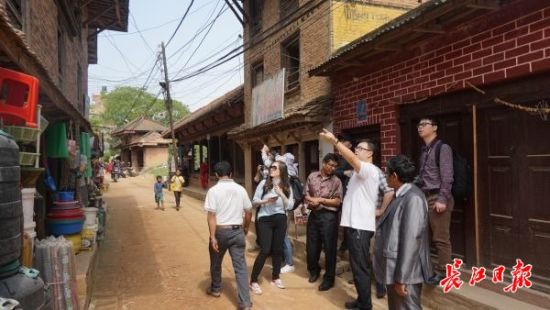 在尼泊爾，武漢市土地利用和城市空間規(guī)劃研究中心設(shè)計(jì)團(tuán)隊(duì)現(xiàn)場踏勘。(武漢市土地利用和城市空間規(guī)劃研究中心 供圖)