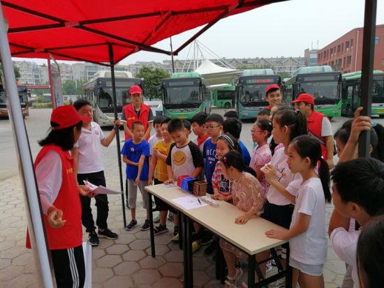 志愿者教小朋友垃圾分類(lèi)的相關(guān)知識(shí)。連柏梁 攝