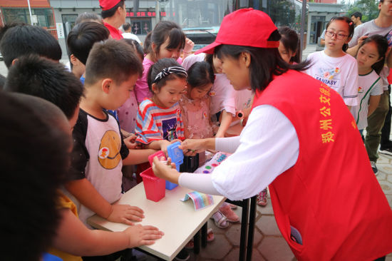 志愿者教小朋友們垃圾分類(lèi)的相關(guān)知識(shí)。連柏梁 攝