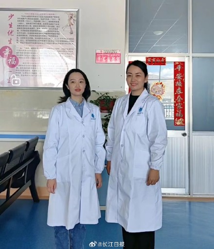 “有醫(yī)生嗎？有人暈倒了！”武漢協(xié)和醫(yī)院援藏醫(yī)療隊員聽到呼救就沖了上去