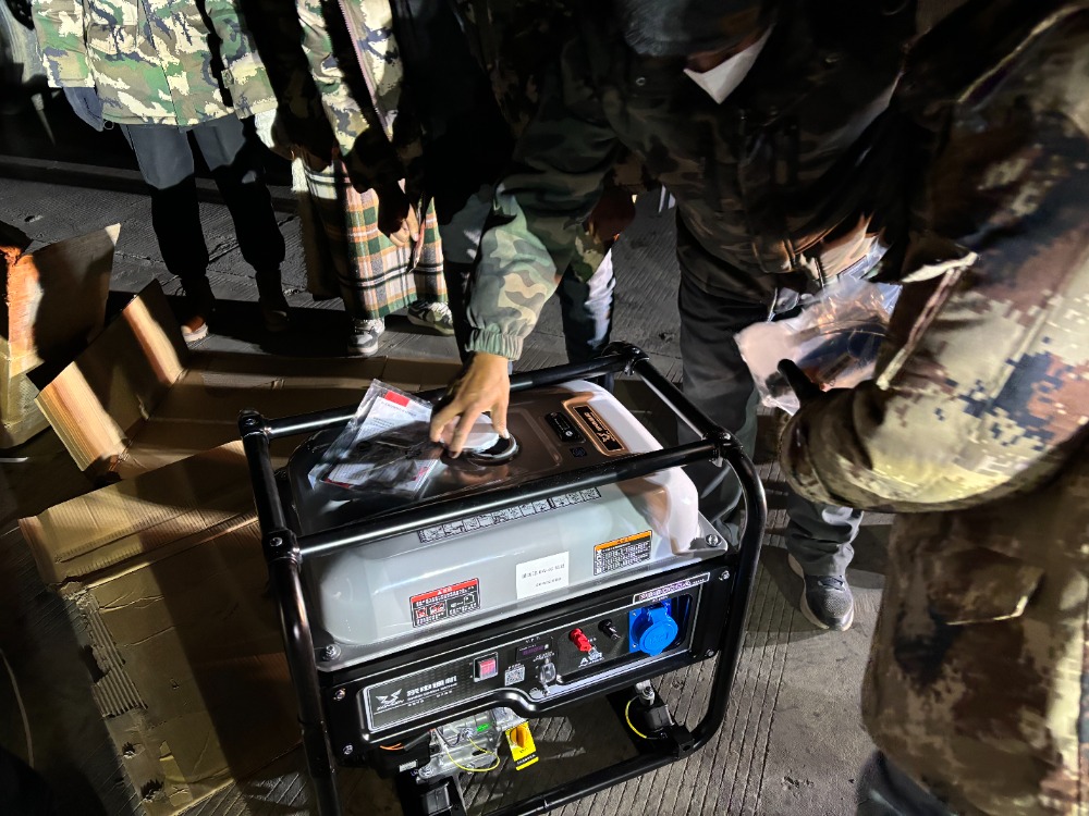 震區(qū)所需 重慶所能！重慶首批救援物資跨越千里抵達雪域高原