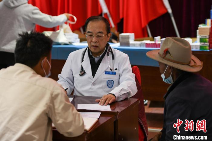 北京大學(xué)人民醫(yī)院心臟中心副主任、博士生導(dǎo)師王偉民為農(nóng)牧民問診?！〗w波 攝