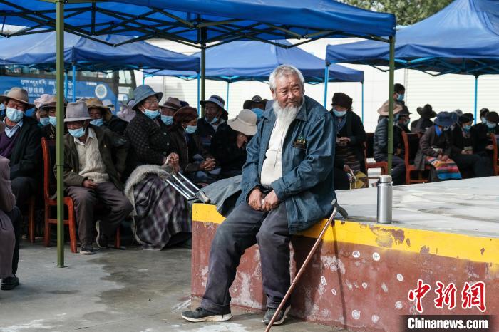 圖為日喀則桑珠孜區(qū)東嘎鄉(xiāng)農(nóng)牧民在義診室外等待?！〗w波 攝