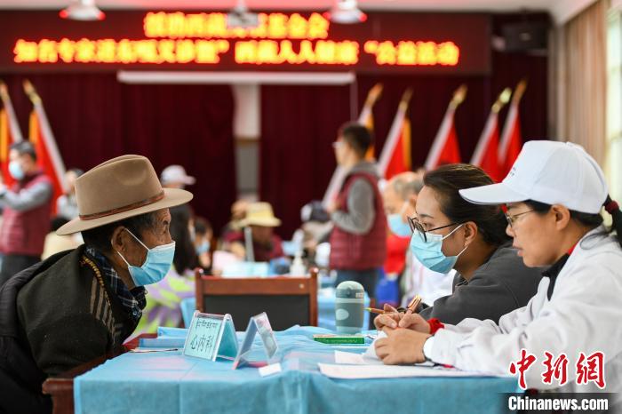 圖為9月11日，西藏日喀則桑珠孜區(qū)東嘎鄉(xiāng)義診現(xiàn)場。　江飛波 攝