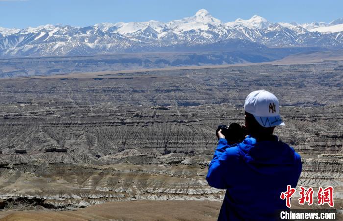 4月5日，游客在觀景臺拍攝札達土林?！±盍?攝
