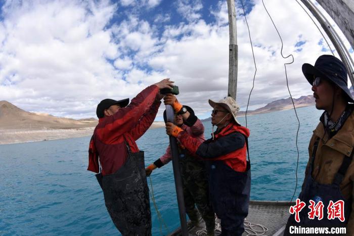 科考隊(duì)員在湖泊鉆探平臺(tái)上包裝采集的巖芯樣品?！?lt;a target='_blank' ><p  align=
