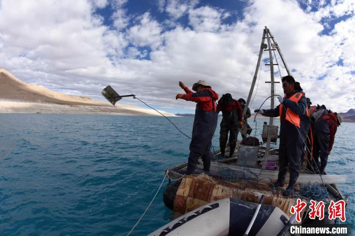 科考隊(duì)員在湖泊鉆探平臺(tái)上拋固定平臺(tái)的錨?！?lt;a target='_blank' ><p  align=