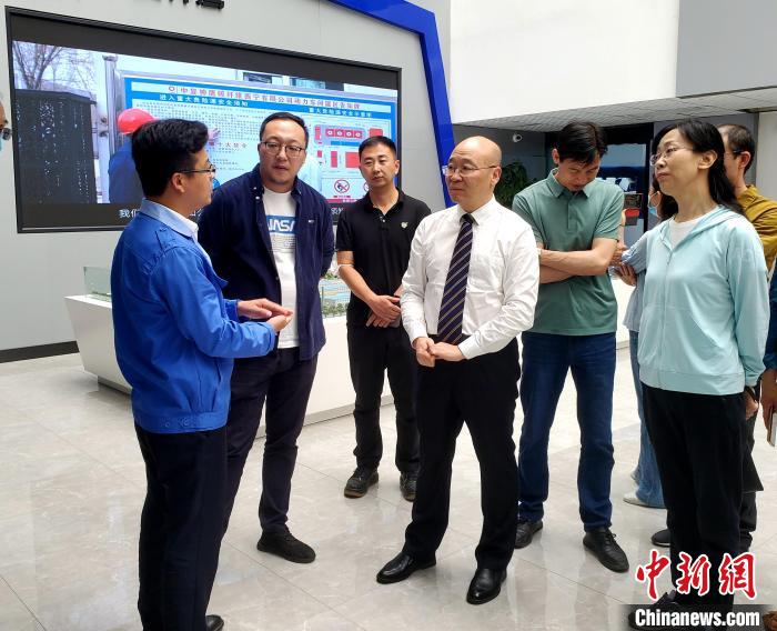 圖為全國政協(xié)委員、農(nóng)工黨青海省委主委王昆(中)在企業(yè)調(diào)研?！」鶟M福 供圖