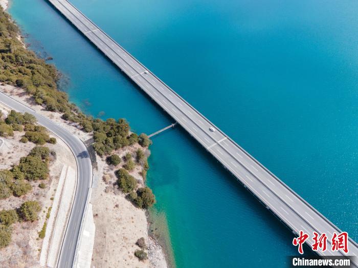 圖為西藏林拉高等級公路多布湖段風(fēng)光。　江飛波 攝