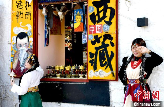 4月17日，游客身著藏式元素服裝在拉薩八廓街拍照留念?！±盍?攝