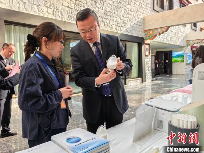 圖為簽約企業(yè)現(xiàn)場推介自己的產(chǎn)品?！≮w延 攝